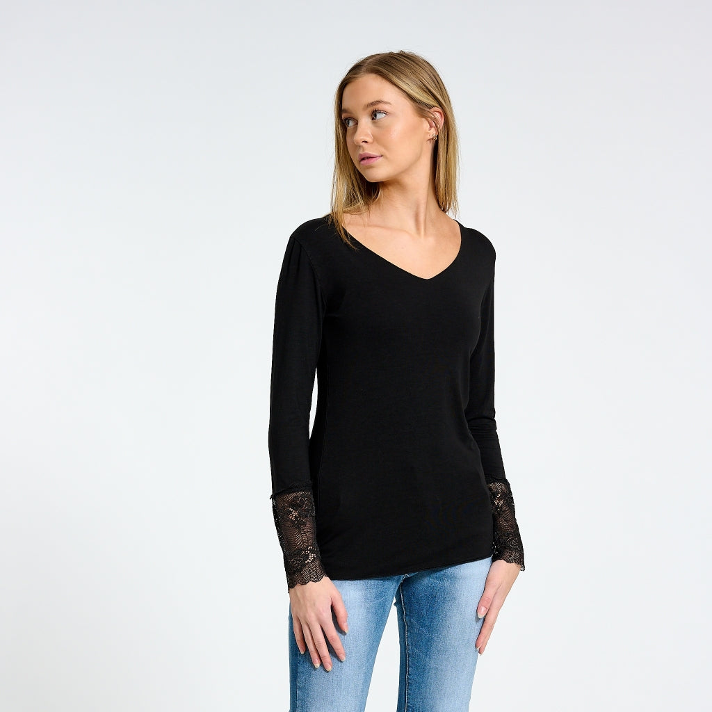 Bluse med blondeærmer 10422 - Black Levere