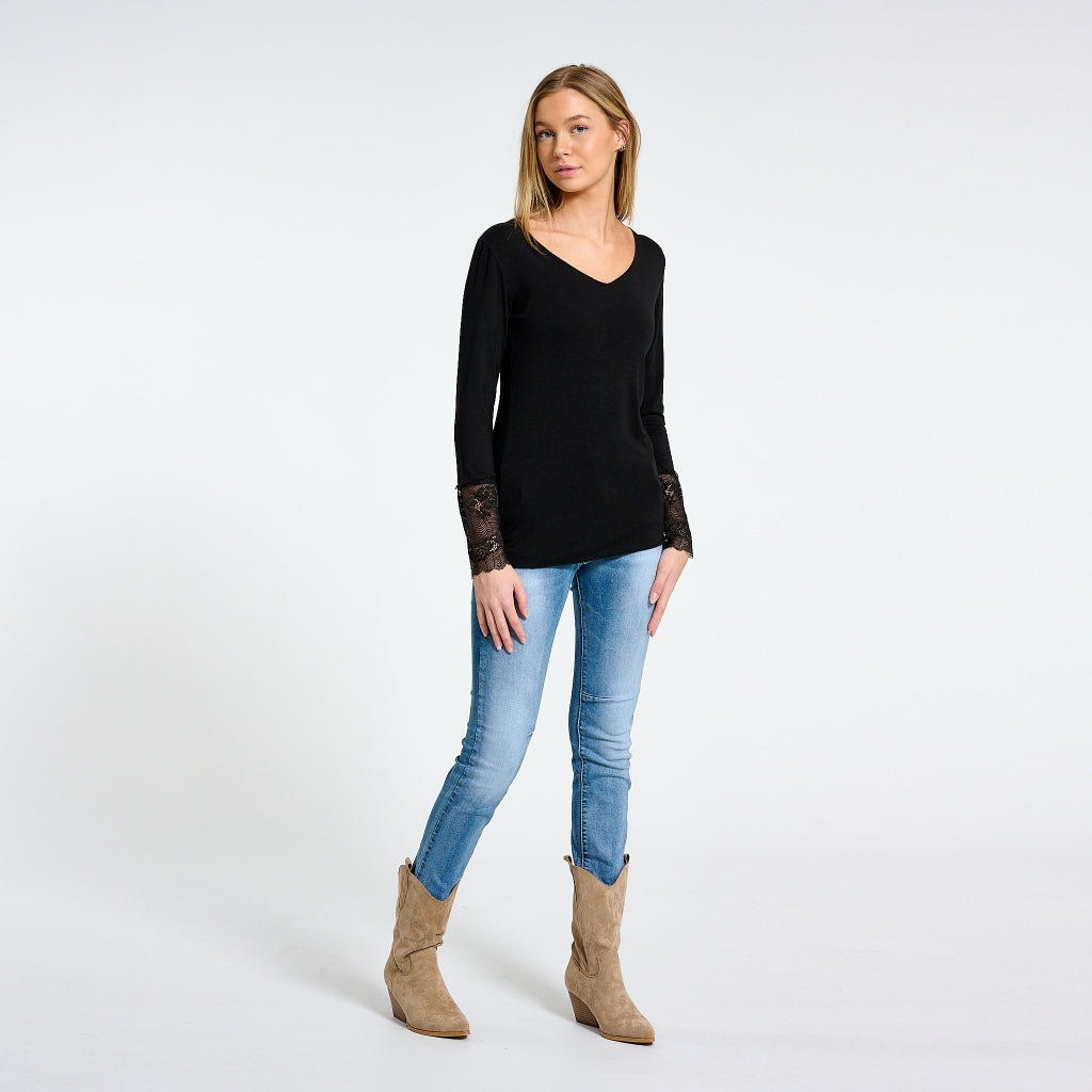 Bluse med blondeærmer 10422 - Black Levere