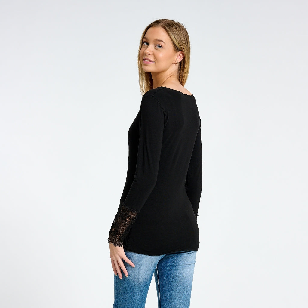 Bluse med blondeærmer 10422 - Black Levere